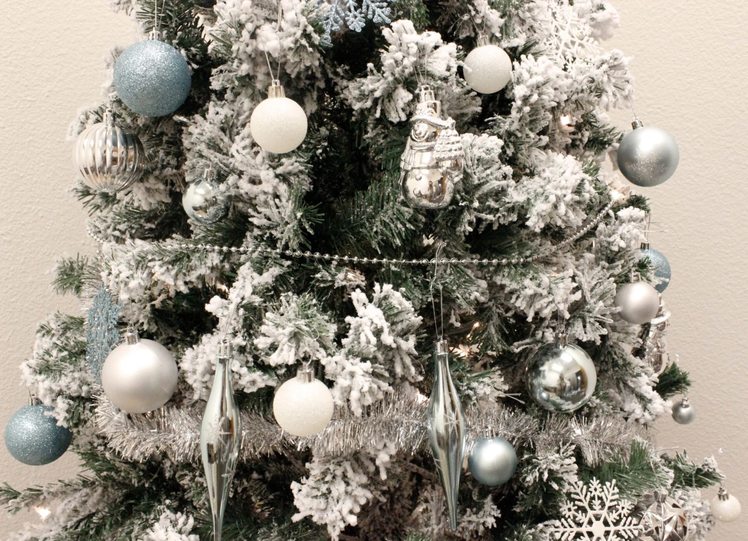 110 Pcs Blue, White, And Silver Christmas Ornaments 8 110 Pcs Blue, White, And Silver Christmas Ornaments - Image 6